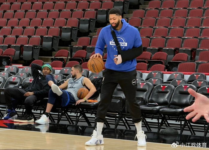 咪咕体育直播app-浓眉近照曝光：左手腕缠厚绷带心情不错 被交易概率暴跌仅剩8%|安东尼·戴维斯|独行侠|安东尼-戴维斯|多伦多猛龙队|芝加哥公牛队_新浪新闻